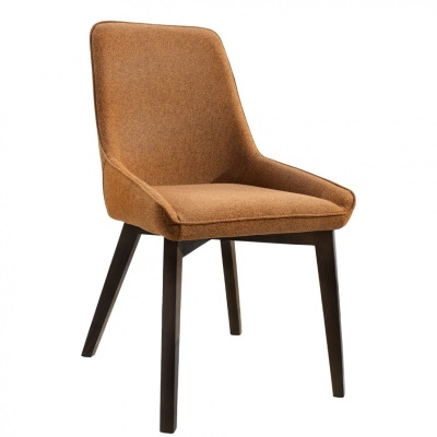 Cadeira castanha estofada com pernas de madeira escura