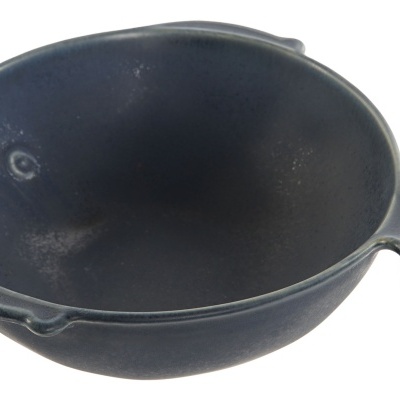 Tigela de cerâmica azul escura com alça e bico para verter