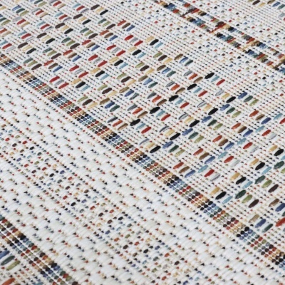 tecido branco com padrão quadriculado colorido e textura de malha grossa