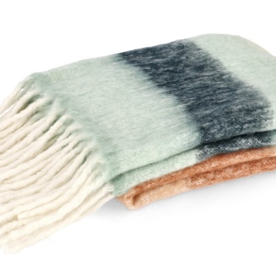 Manta dobrada com franjas e riscas verdes, cinzentas e castanhas