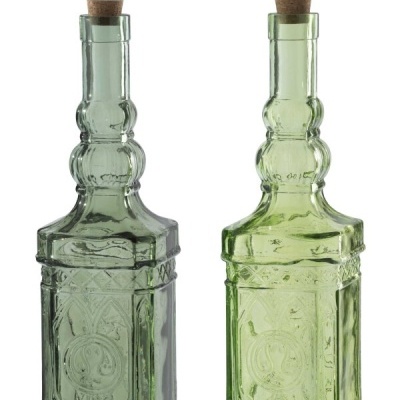 Duas garrafas de vidro reciclado verde com rolha e padrão em relevo.