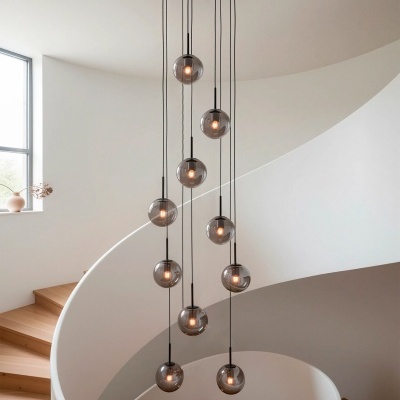 Lustres pendentes com globos de vidro fumado em escada em espiral