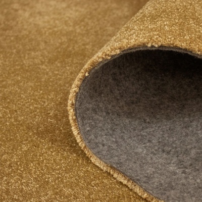 Tapete castanho com verso cinzento enrolado numa extremidade