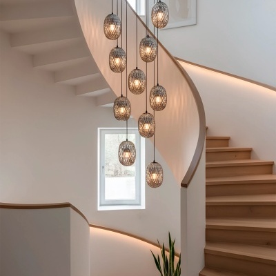 Escada interior em madeira clara com pendentes de vidro texturizado e planta em vaso cinza