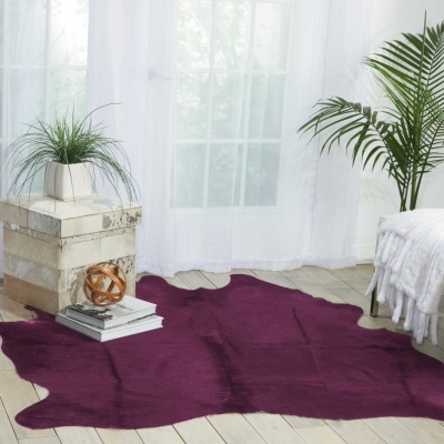 Tapete roxo escuro com textura aveludada num chão de madeira clara