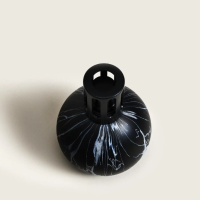 frasco decorativo preto com padrões brancos tipo marmorizado