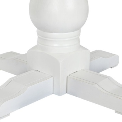 Base branca para guarda-sol com quatro pés largos e robustos.