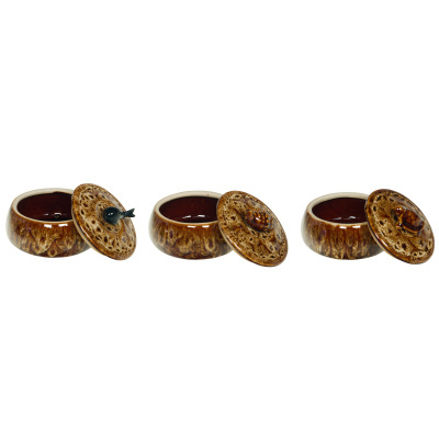 Três potes de cerâmica castanha com tampas decoradas e puxadores em forma de peixe, caracol e tartaruga