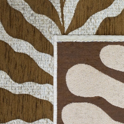 Tapete castanho e bege com padrão abstrato e borda branca em tecido