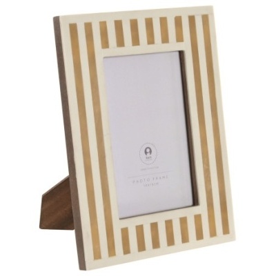 Moldura de fotografia retangular com riscas douradas e suporte em madeira castanha
