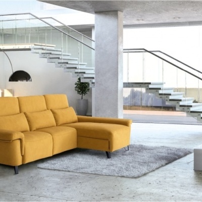 Sofá chaise longue amarelo em tecido num espaço interior moderno