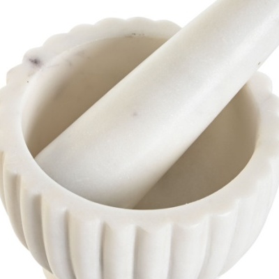 pilão e almofariz de mármore branco com textura canelada