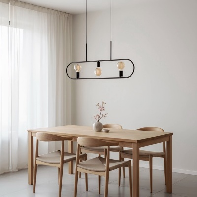 Mesa de jantar em madeira clara com quatro cadeiras bege e luminária suspensa preta com lâmpadas expostas