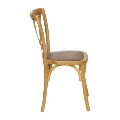 Cadeira de madeira clara com assento estofado castanho vista lateral