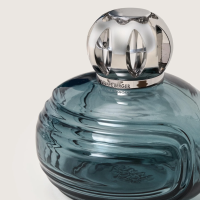 Frasco verde-azulado com tampa metálica prateada e inscrição Lampe Berger