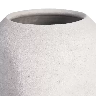 Vaso branco de cerâmica com textura rugosa em fundo branco
