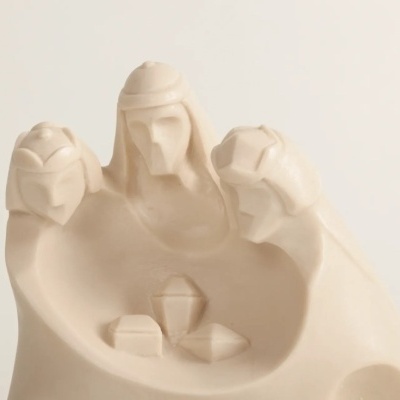 Estatueta beige com três figuras humanas estilizadas