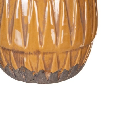 Frasco cerâmico castanho com textura geométrica e base rústica preta