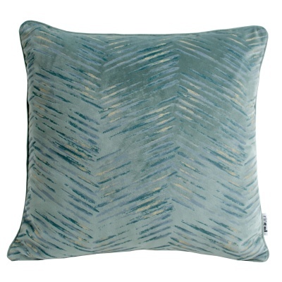 Almofada azul esverdeada com padrão e etiqueta lateral
