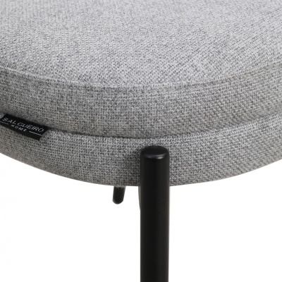 Assento redondo estofado cinza claro com pernas pretas