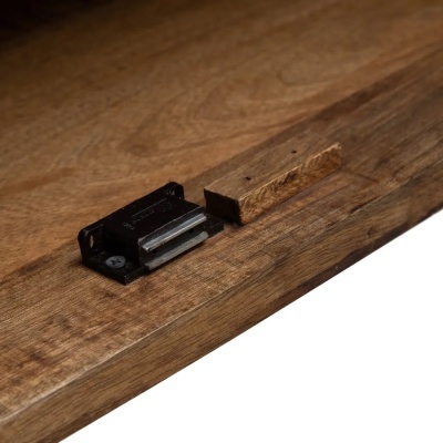 Mesa de madeira com mecanismo metálico preto embutido