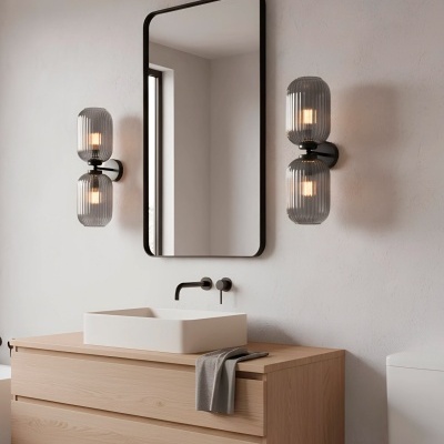 Casa de banho com móvel de madeira, lavatório branco, espelho e apliques de vidro cinza