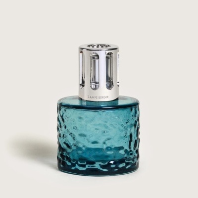 Frasco de vidro azul texturizado com tampa metálica prateada