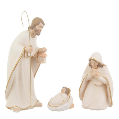 Figuras cerâmicas do presépio de São José, bebé Jesus e Maria em tons de branco com detalhes dourados.