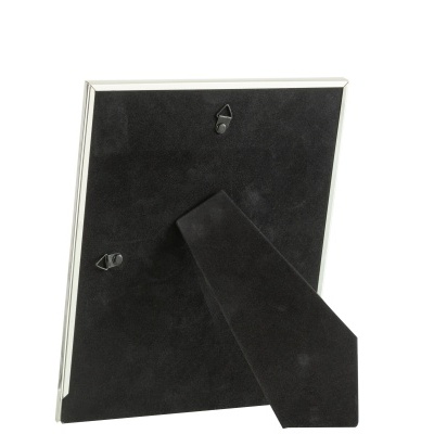 Moldura branca com suporte preto e fundo de tecido aveludado