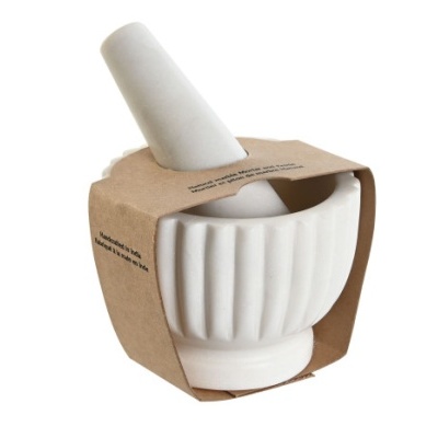 Mortar e pilão de cerâmica branco com embalagem de papel castanho