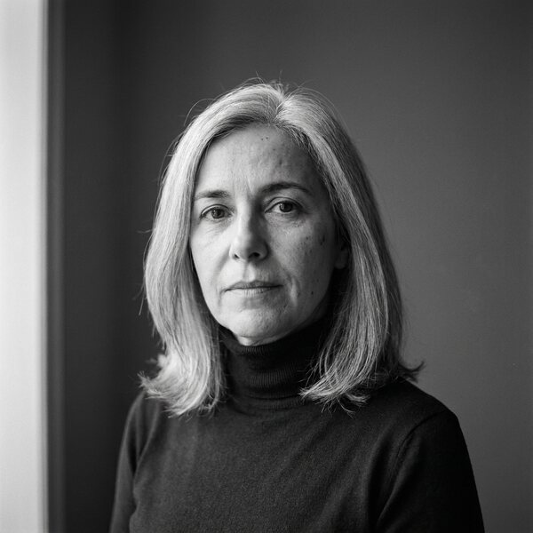 Retrato a preto e branco de Helena Vasconcelos, diretora comercial