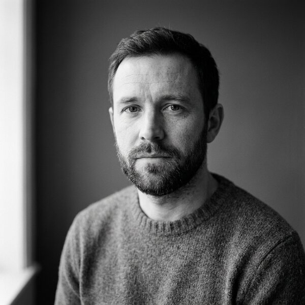 Retrato a preto e branco de Tiago Bernardes, consultor imobiliário sénior