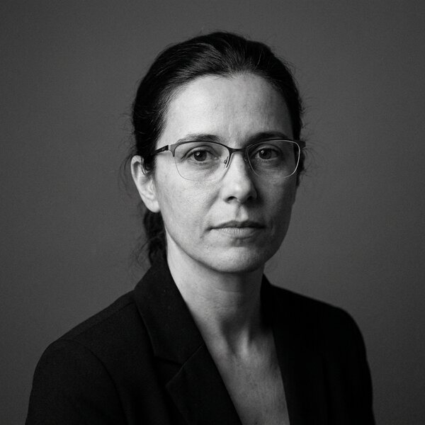 Retrato a preto e branco de Marta Sequeira, diretora de agência imobiliária