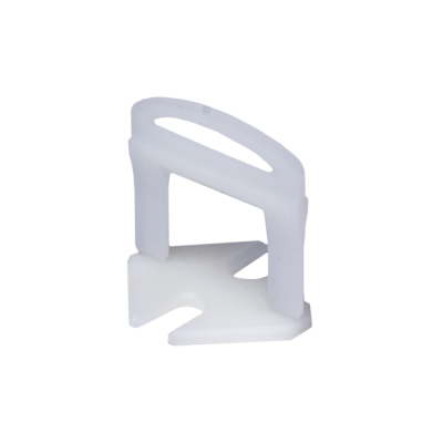 Peça plástica branca translúcida com formato triangular e alça superior