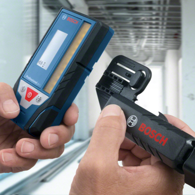 Dispositivo BOSCH Professional PLR 7 azul e preto em mãos com acessório preto.