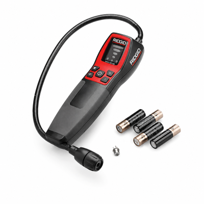 Detector de fugas RIDGID com pilhas sobre fundo branco