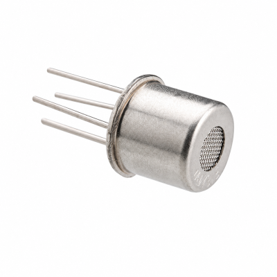 Sensor eletrónico prateado com quatro pinos e grelha frontal em fundo branco.