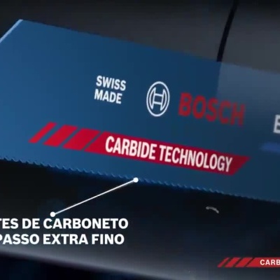 Trabalhador a montar lâmina Bosch Expert e cortar tubo metálico