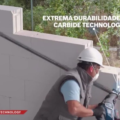 Profissional a cortar e aplicar blocos de betão arejado usando lâmina Bosch Carbide Technology.