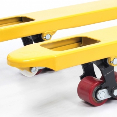 Paleteira amarela com rodas vermelhas
