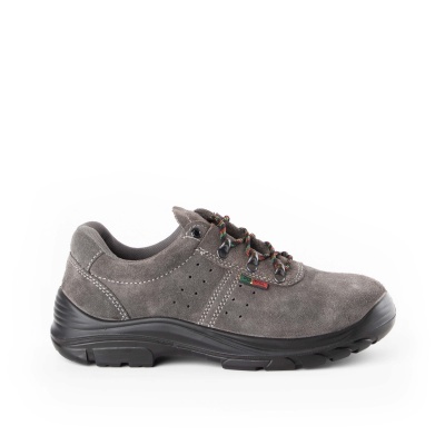 Sapato cinzento de camurça com sola preta e atacadores multicolores