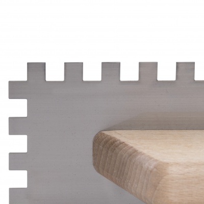 Canto de bancada de madeira clara sobre superfície branca com padrão tipo quebra-cabeça