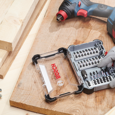 Caixa de bits Bosch com ferramenta elétrica e tábuas de madeira