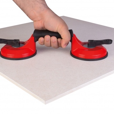 Sugador de ventosa vermelho e preto a segurar uma placa branca