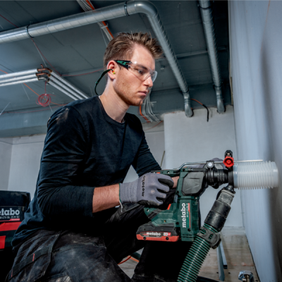 Homem a usar ferramenta elétrica Metabo com proteção e luvas