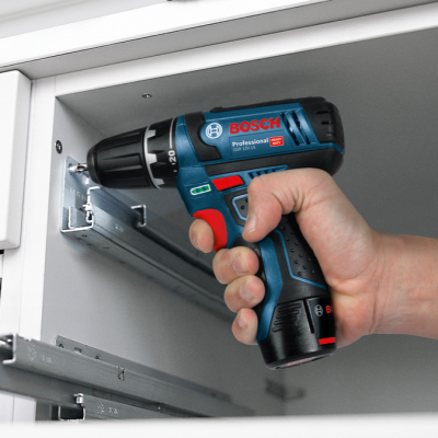 Parafusadora sem fios Bosch Professional a ser usada em móvel branco