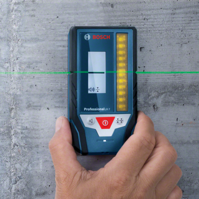 Detetor laser BOSCH Professional LR 7 a emitir linha verde sobre parede cinzenta