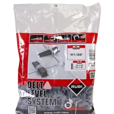 Pack de nivelamento de azulejos DELTA LEVEL SYSTEM da RUBI com peças cinzentas num saco plástico transparente