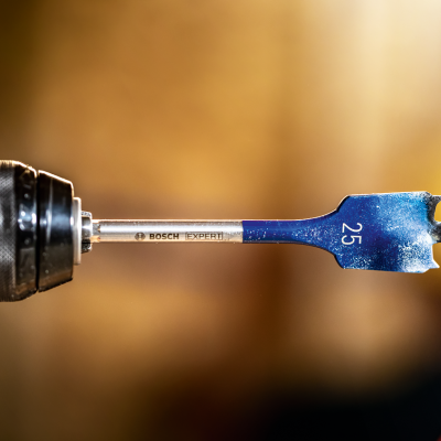 Broca azul com parafuso e texto BOSCH Expert 25 numa furadeira preta