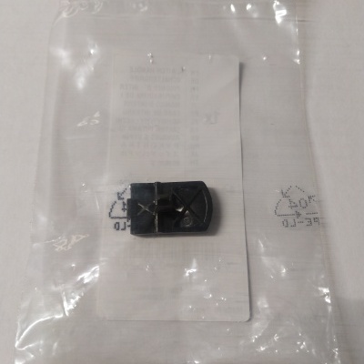 Peça pequena preta de plástico dentro de saco plástico transparente